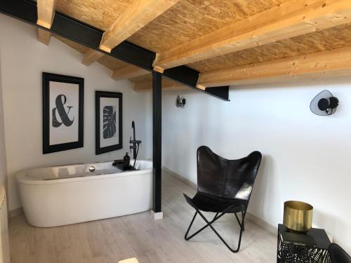 Karstais baseins, Casa Rural Idesign in Villanueva Deavila