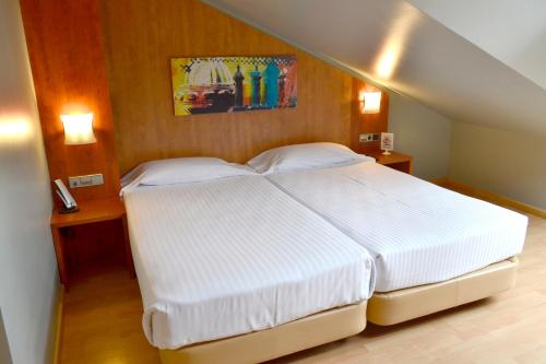 Hotel Alda Palacio Valdes Set in a prime location of Aviles, Hotel Palacio Valdés puts everything the city has to offer just outside your doorstep. The hotel offers a wide range of amenities and perks to ensure you have a gre