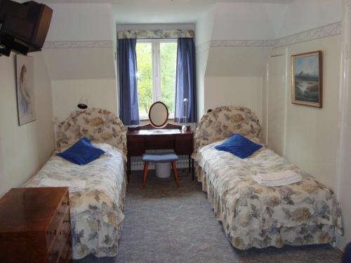 2 twin beds