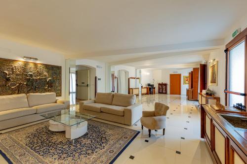 Shared lounge/TV area, Hotel Villa Piras in Alghero City Center