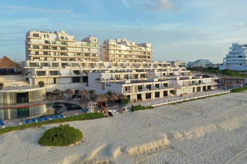 Beachfront Villa in The Heart of Cancun