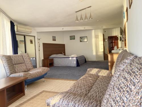 White House Hotel - main image