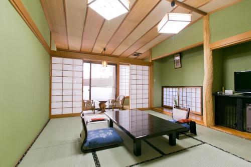 room detail thumbnail 1