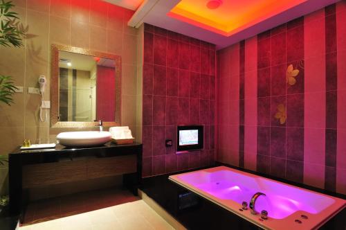 Bathroom, One Plus One Hotel near Taoyuansian Valley