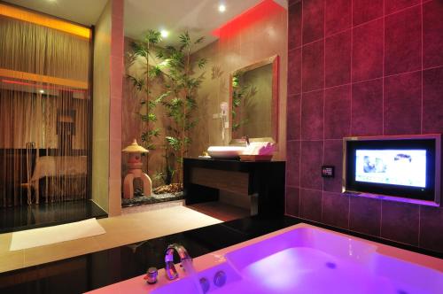 バスルーム, ワン プラス ワン ホテル (One Plus One Hotel) in 龍潭区（ロンタン）