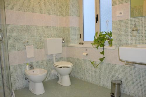 Single Room with Shared Bathroom image 3
