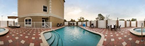 Swimming pool, Country Inn & Suites by Radisson, Tampa Airport North, FL in Egypt Lake - Leto