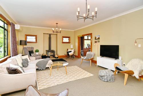 Racecourse Villa - Classic 1935 Charm & Space - image 2