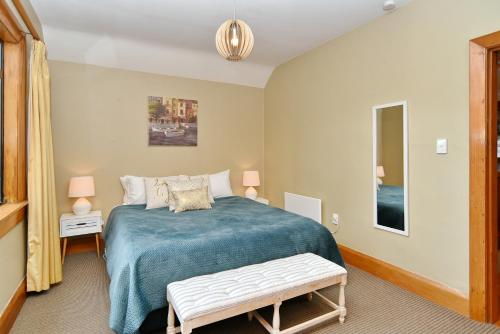 Five-Bedroom House image 9
