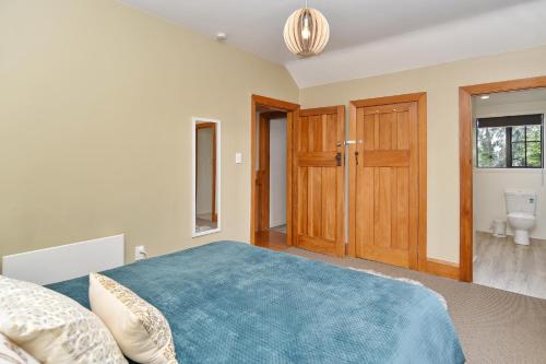 Racecourse Villa - Classic 1935 Charm & Space - image 3