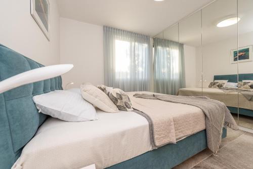 Bekina, stylish rooftop pool apartment