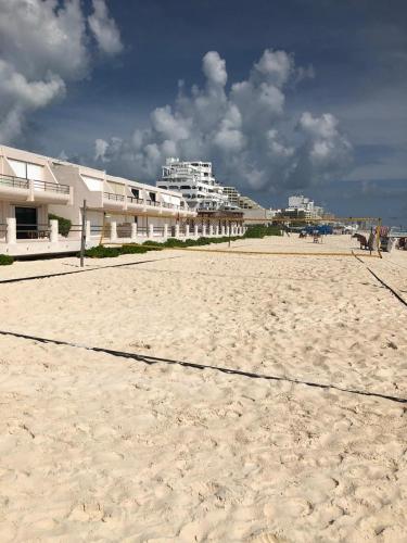 Beachfront Villa in The Heart of Cancun