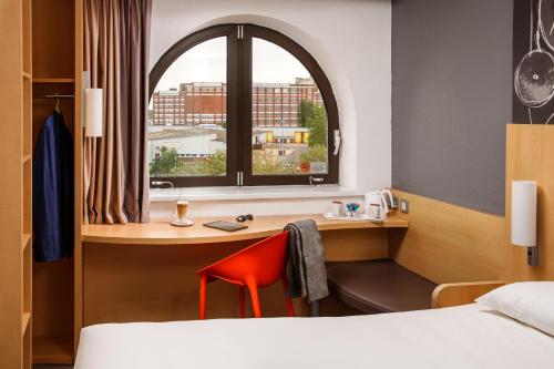 ibis Southampton - image 3
