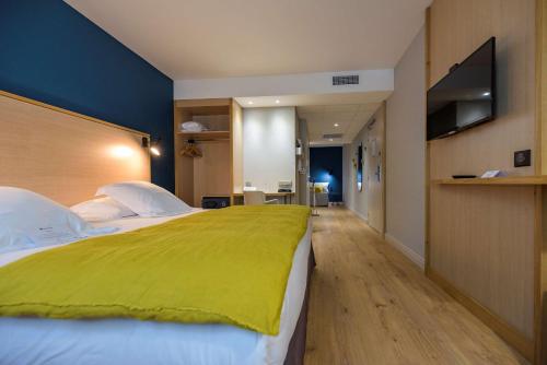1 king bed, 1 sofa bed