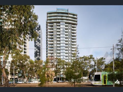 ☆of Southbank☆Light filled apartment☆HUGE private terrace with city views☆Parking☆Pool☆Gym☆WiFi