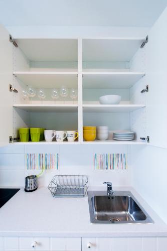 Modern apartment Spanelska - image 14