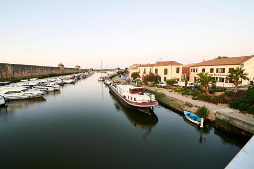 Maison des Croisades Hôtel des Croisades is conveniently located in the popular Aigues-Mortes area. The property has everything you need for a comfortable stay. Service-minded staff will welcome and guide you at Hôtel d