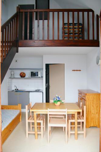 2 bedrooms, 7 beds