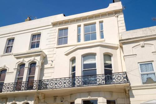 Charming balcony flat close to the sea!