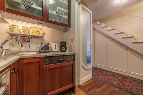 Quiet and classic on two floors by Trevi Fountain - image 5