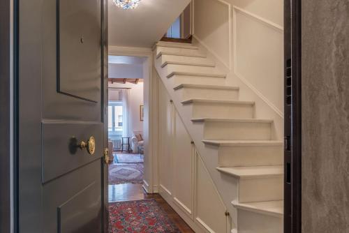 Quiet and classic on two floors by Trevi Fountain - image 7