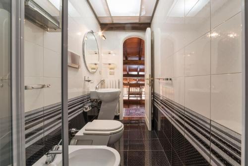 Quiet and classic on two floors by Trevi Fountain - image 14