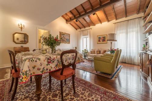 Quiet and classic on two floors by Trevi Fountain - image 9