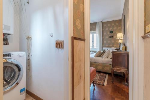 Quiet and classic on two floors by Trevi Fountain - image 10