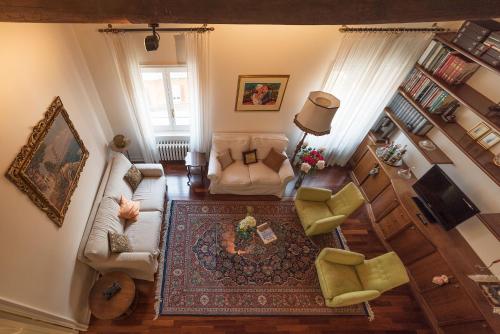 Quiet and classic on two floors by Trevi Fountain - main image