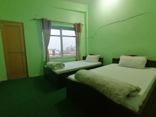 2 twin beds