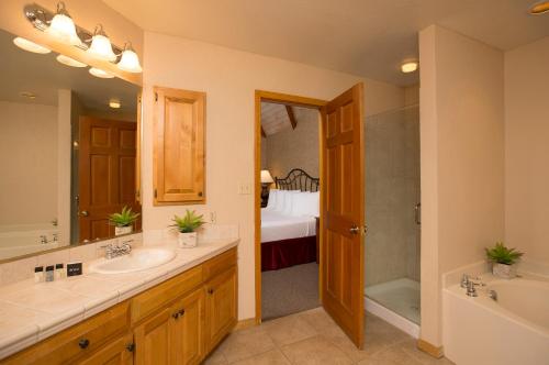 Cascade Village Three Bedroom Cascade Condo condo - image 6