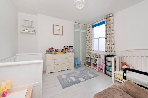 Bright & Spacious 5 Bed House in Charming Putney
