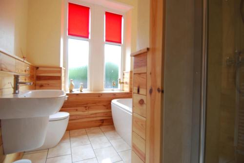 Ванна кімната, Stornoway Apartment in Сторновей