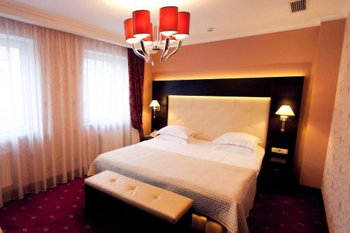 1 king bed, 1 sofa bed