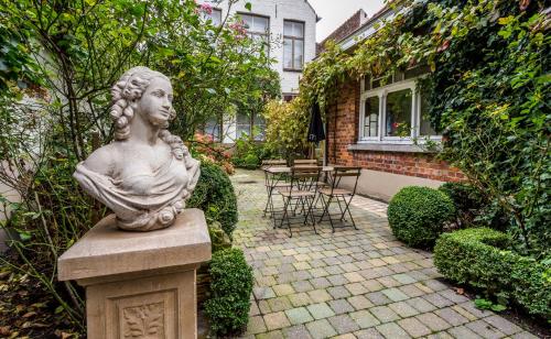 Hotel Bla Bla - Tap to explore photos