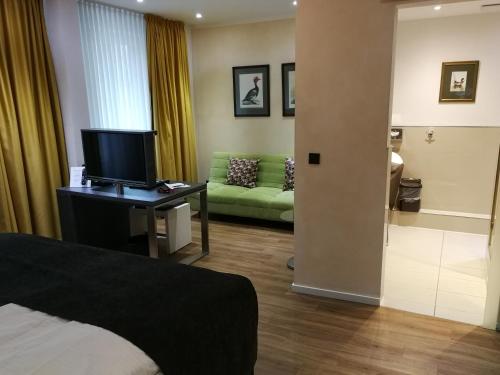 Deluxe Double Room image 10