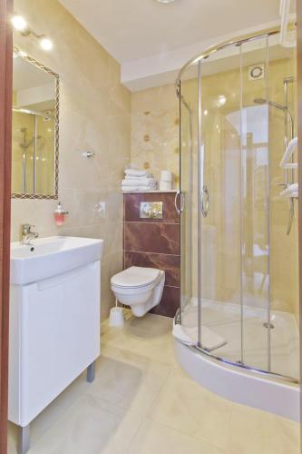Double Room with Balcony image 4