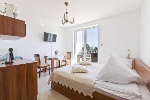 Double Room with Balcony image 6