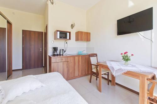Double Room with Balcony image 7