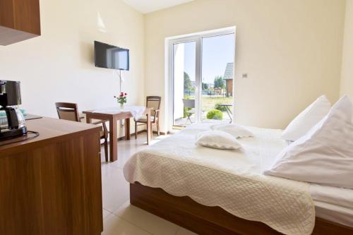 Double Room with Balcony image 8