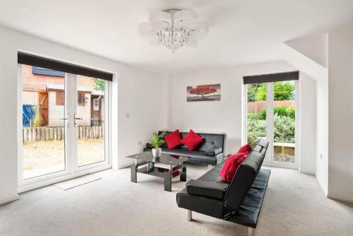 Large 3 Bedroom Home With Parking In Cambridge