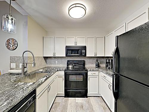 New Listing! Mountain-View Condo: Pool & Hot Tub condo - image 5