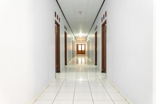 Entrance, RedDoorz @ Hotel Damanaka Pangalengan in Pangalengan