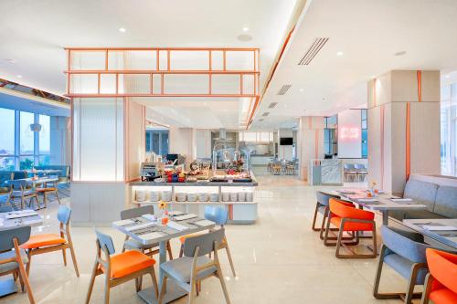 Food and beverages, HARRIS Hotel & Conventions Bundaran Satelit Surabaya in Surabaya