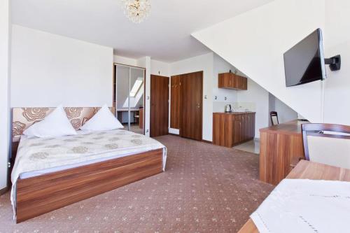 Standard Triple Room image 8
