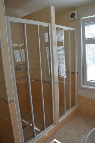 4 twin beds