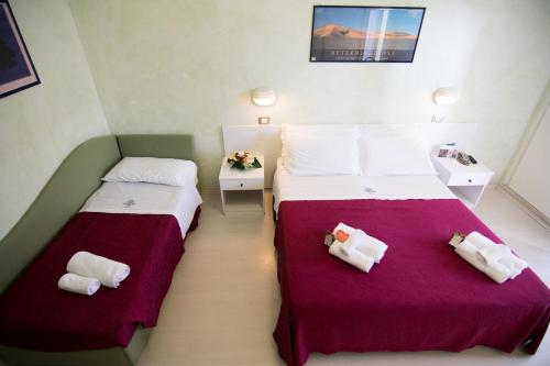 1 queen bed, 1 twin bed