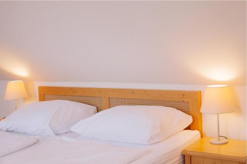 1 queen bed, 1 twin bed