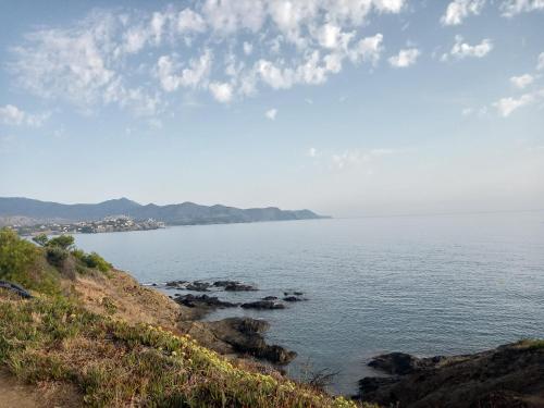 Apartamento con vistas al mar y piscina