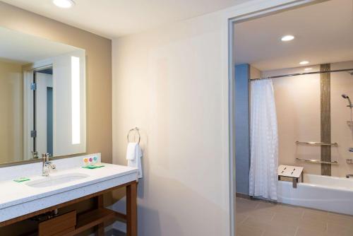 Double Room with Two Double Beds and Accessible Tub - Disability Access